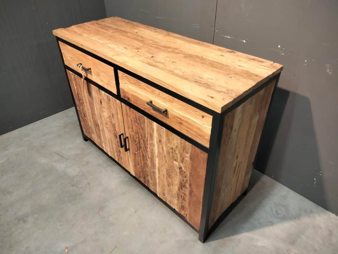 INustrieel teak dressoir