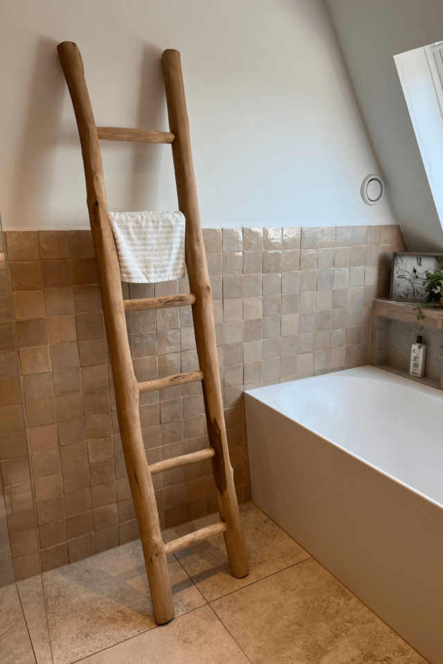 teak houten ladder voor in de badkamer